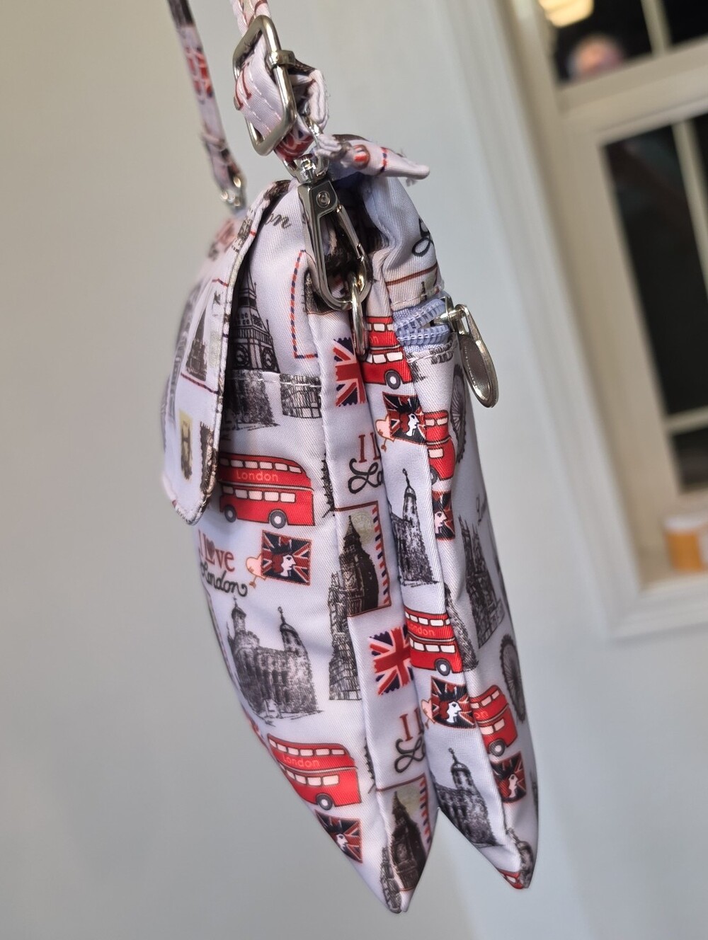 London Travel Tote - Souvenirs & Gifts Crossbody Shoulder Bag - Picture 3 of 12